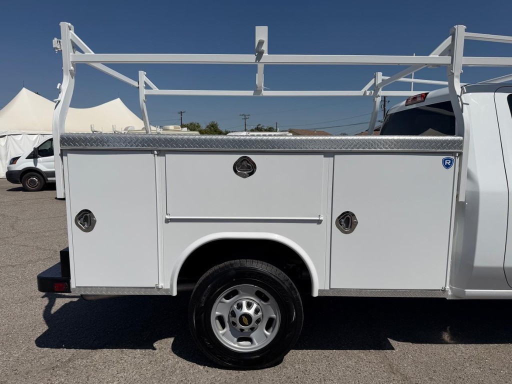 Chevrolet Silverado 2500HD Vehicle Full-screen Gallery Image 15