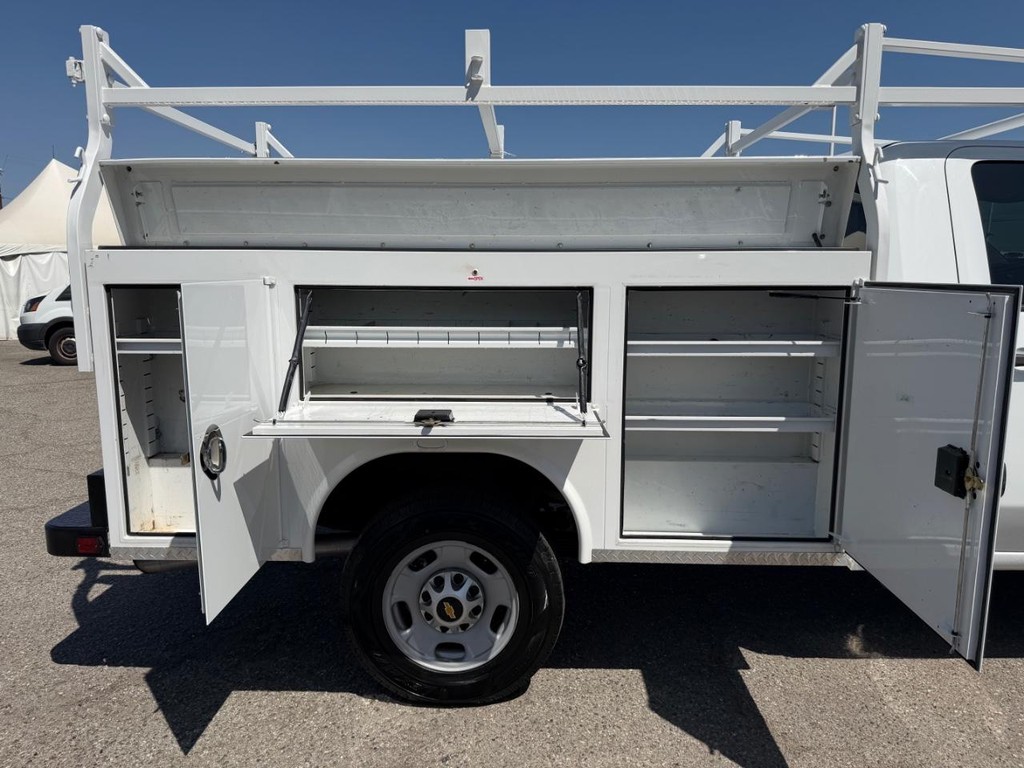 Chevrolet Silverado 2500HD Vehicle Full-screen Gallery Image 16