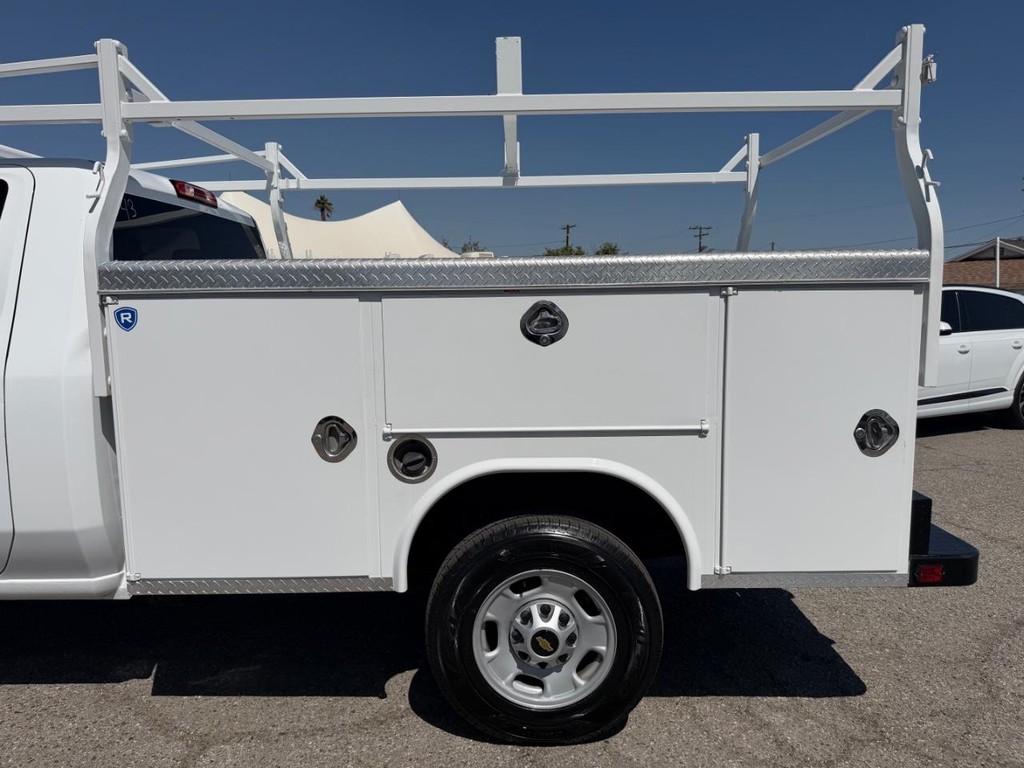 Chevrolet Silverado 2500HD Vehicle Full-screen Gallery Image 18