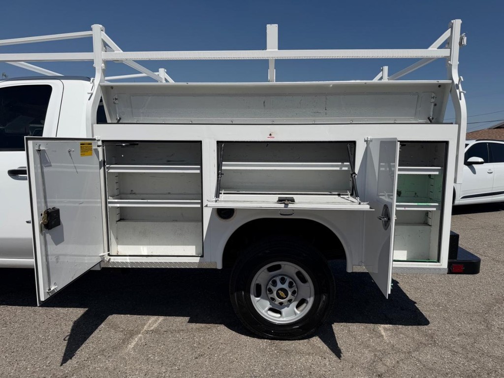 Chevrolet Silverado 2500HD Vehicle Full-screen Gallery Image 19