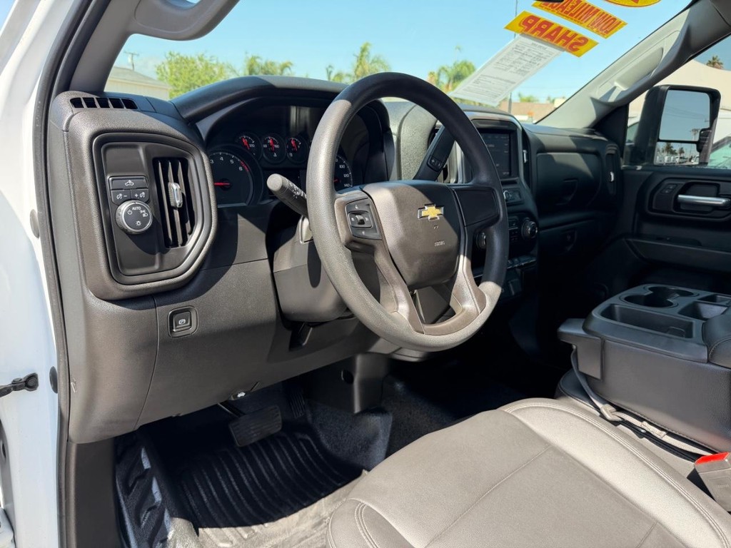 Chevrolet Silverado 2500HD Vehicle Full-screen Gallery Image 21