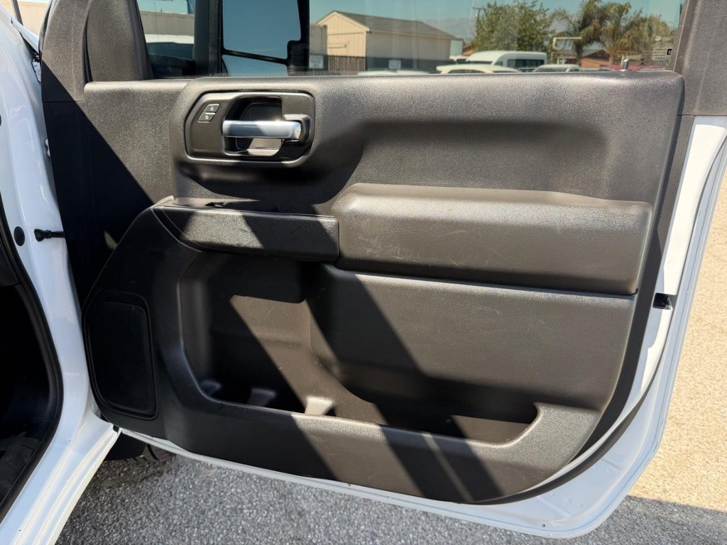 Chevrolet Silverado 2500HD Vehicle Full-screen Gallery Image 24