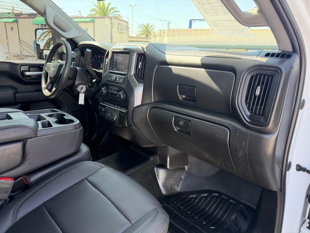 Chevrolet Silverado 2500HD Vehicle Full-screen Gallery Image 25