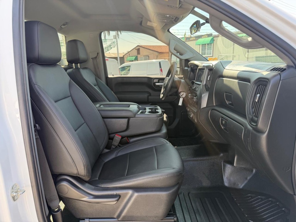 Chevrolet Silverado 2500HD Vehicle Full-screen Gallery Image 26