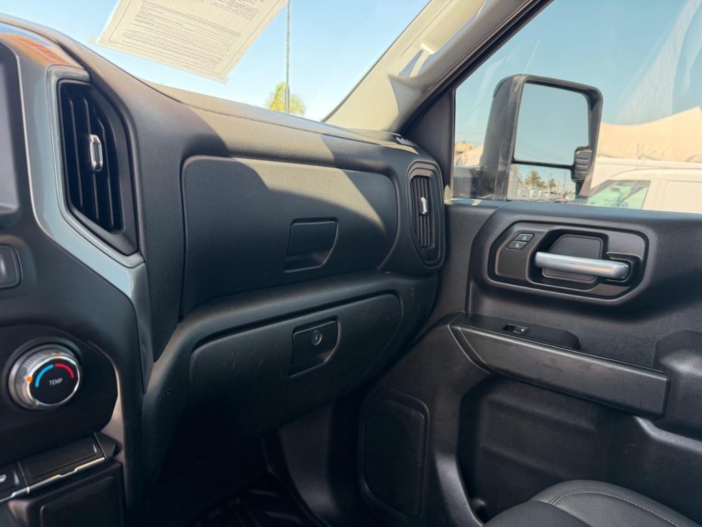 Chevrolet Silverado 2500HD Vehicle Full-screen Gallery Image 30