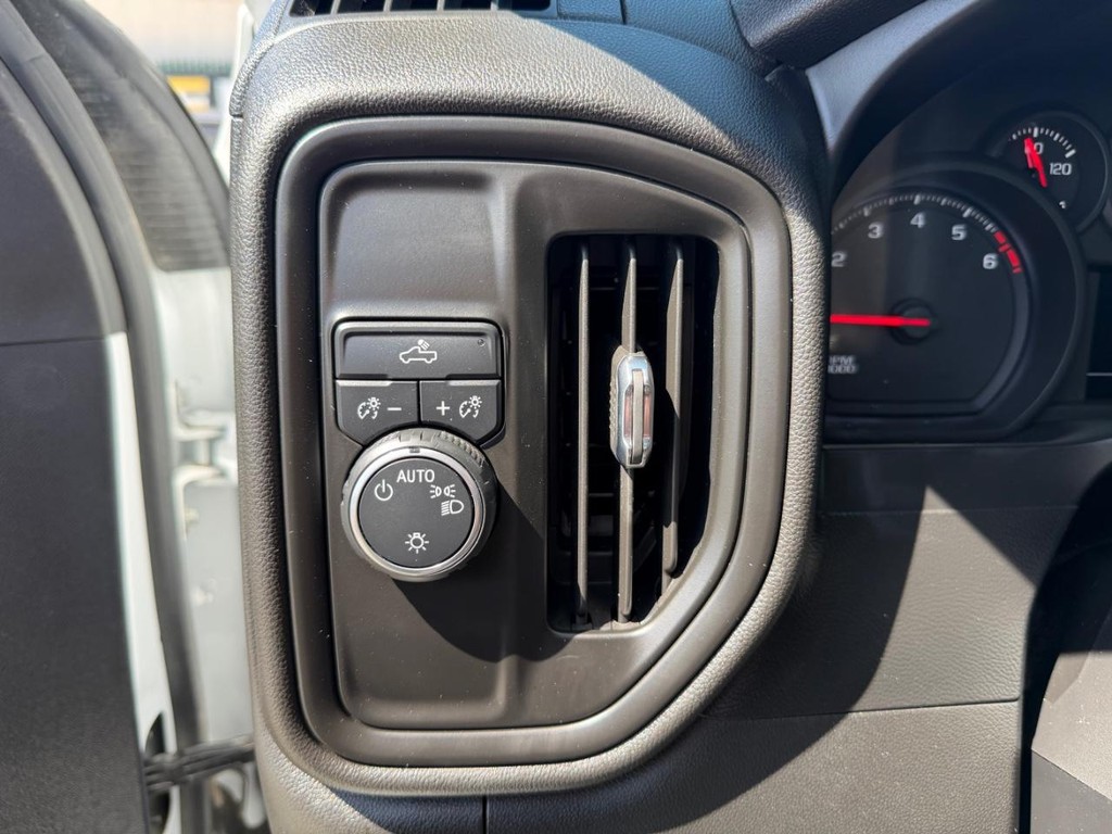 Chevrolet Silverado 2500HD Vehicle Full-screen Gallery Image 33