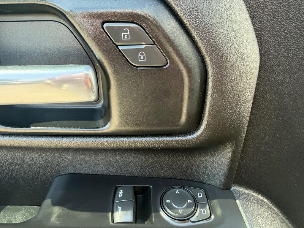 Chevrolet Silverado 2500HD Vehicle Full-screen Gallery Image 34