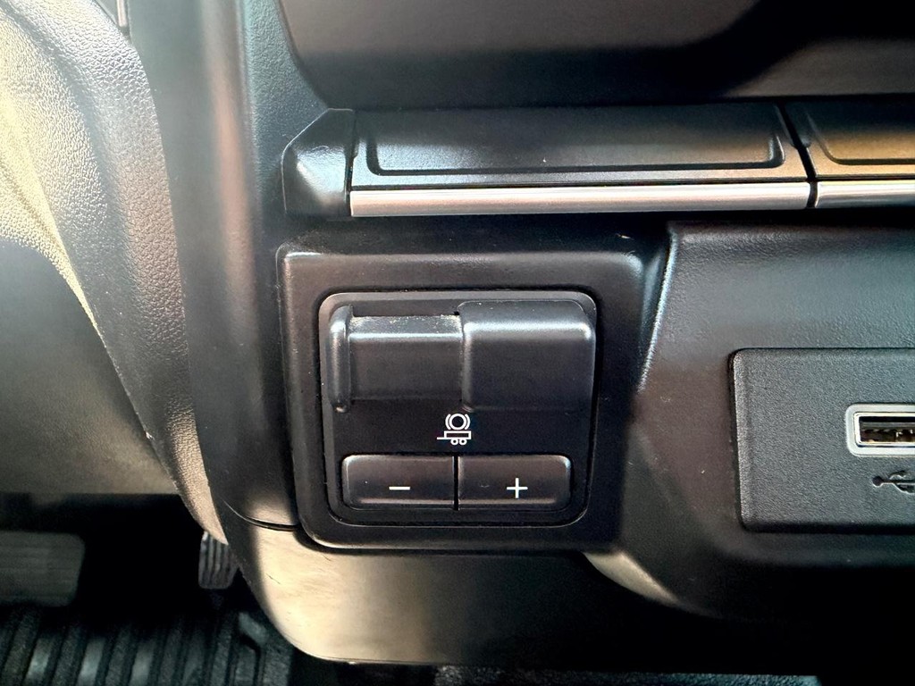 Chevrolet Silverado 2500HD Vehicle Full-screen Gallery Image 35
