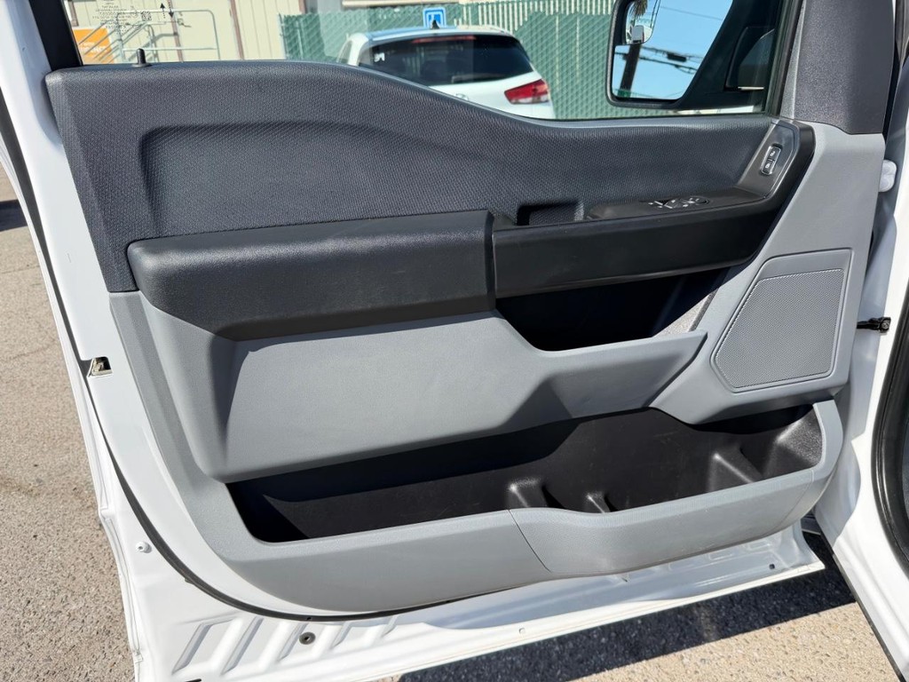 Ford F-150 Vehicle Full-screen Gallery Image 15