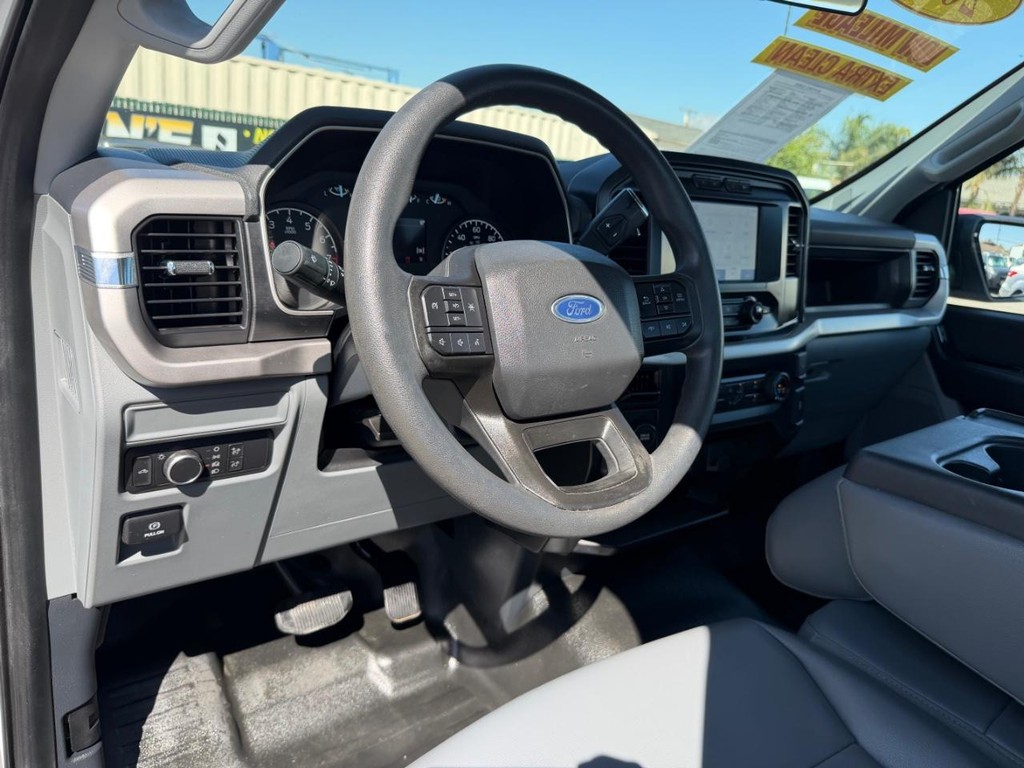 Ford F-150 Vehicle Full-screen Gallery Image 16