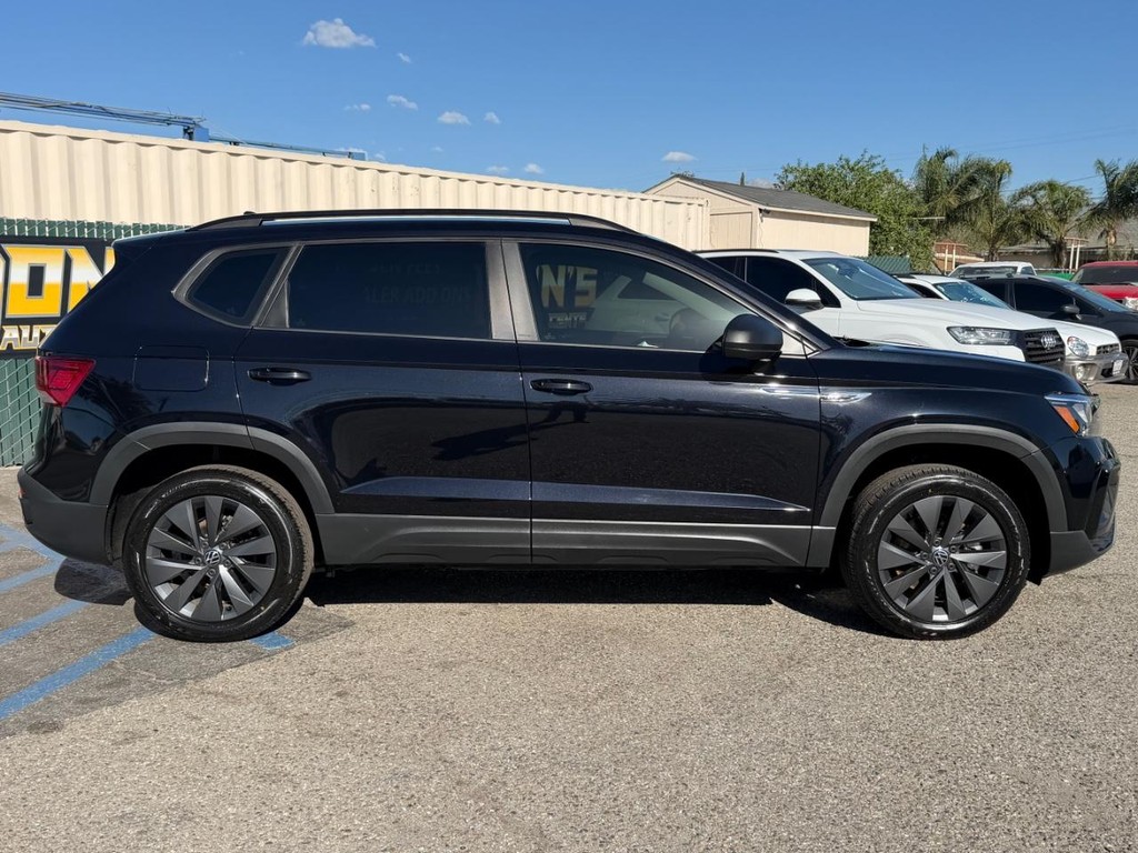 Volkswagen Taos Vehicle Full-screen Gallery Image 05