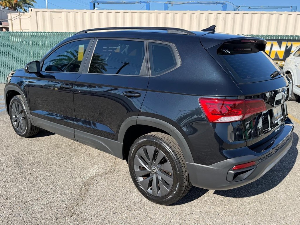 Volkswagen Taos Vehicle Full-screen Gallery Image 09