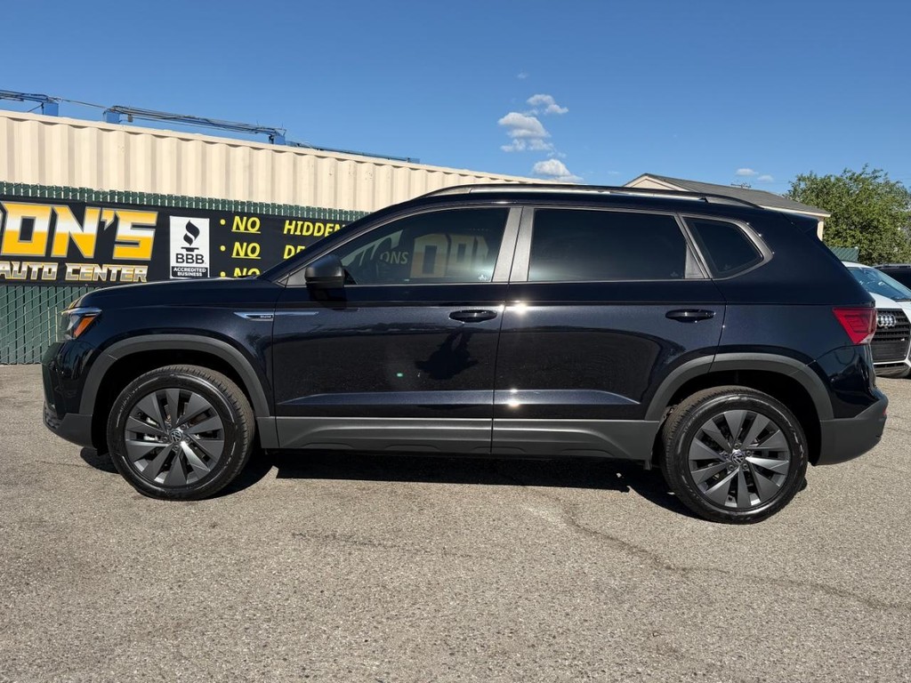 Volkswagen Taos Vehicle Full-screen Gallery Image 11