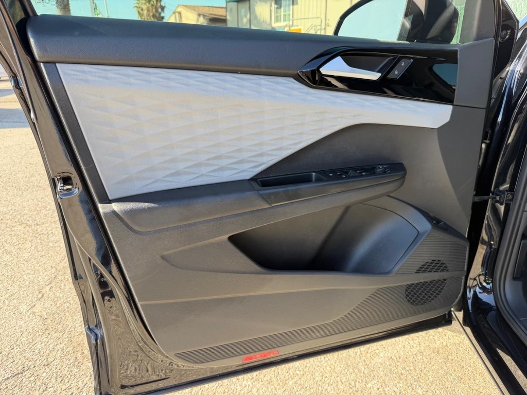 Volkswagen Taos Vehicle Full-screen Gallery Image 15