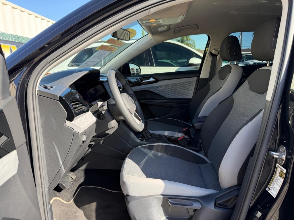 Volkswagen Taos Vehicle Full-screen Gallery Image 17