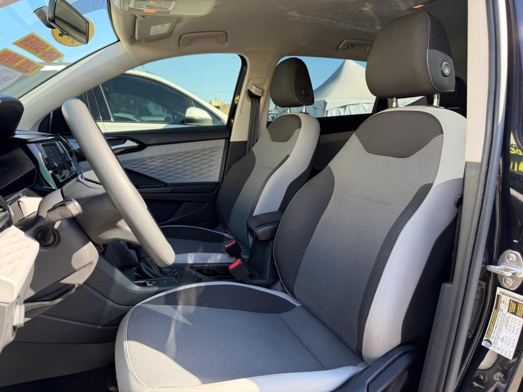 Volkswagen Taos Vehicle Full-screen Gallery Image 18