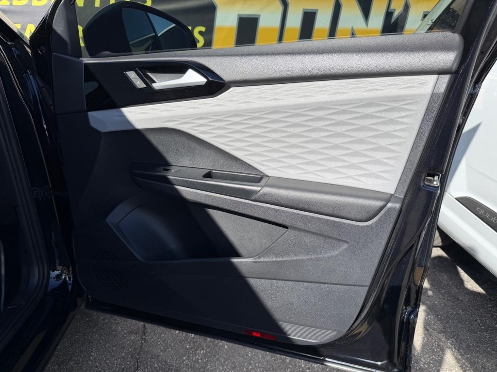 Volkswagen Taos Vehicle Full-screen Gallery Image 19
