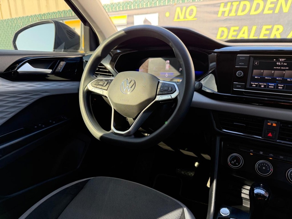 Volkswagen Taos Vehicle Full-screen Gallery Image 24