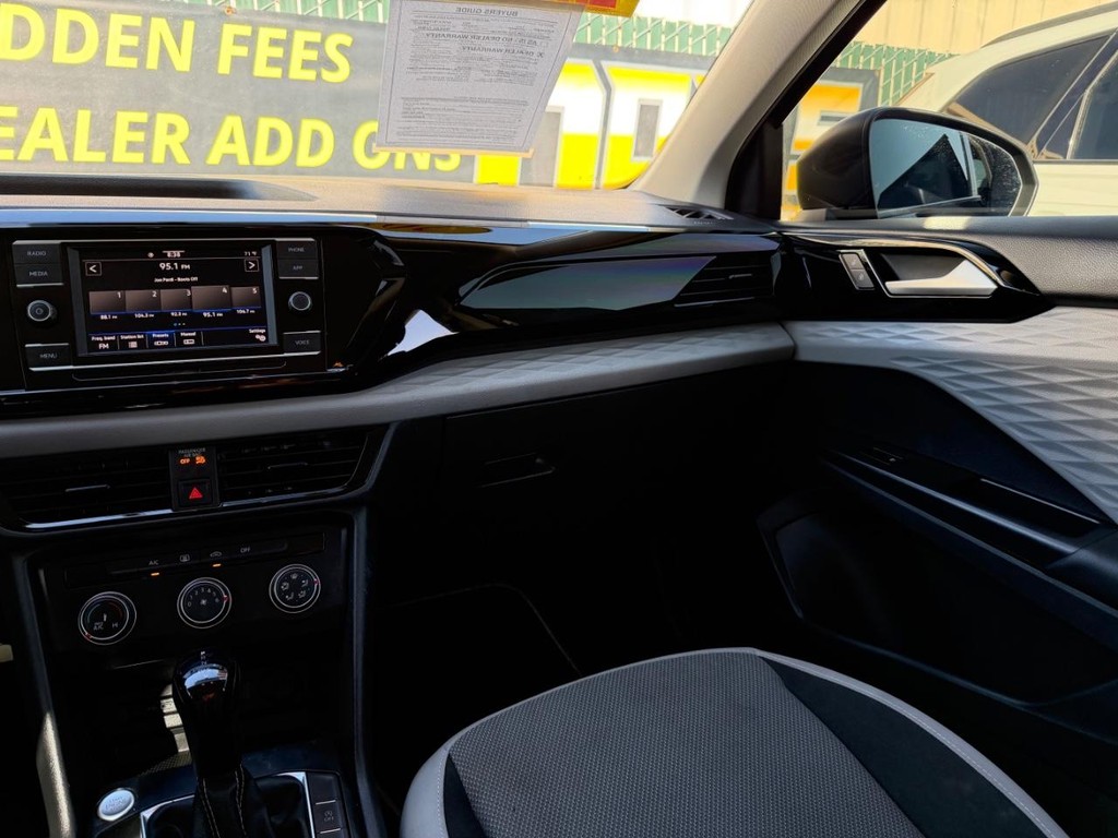 Volkswagen Taos Vehicle Full-screen Gallery Image 26