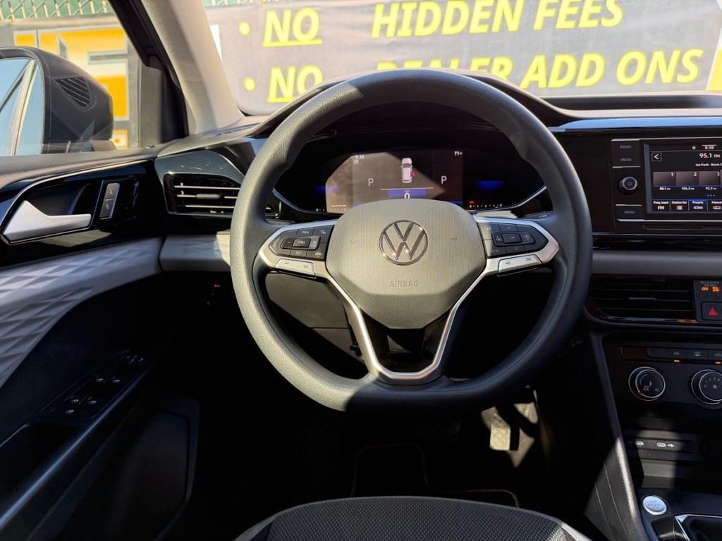 Volkswagen Taos Vehicle Full-screen Gallery Image 27