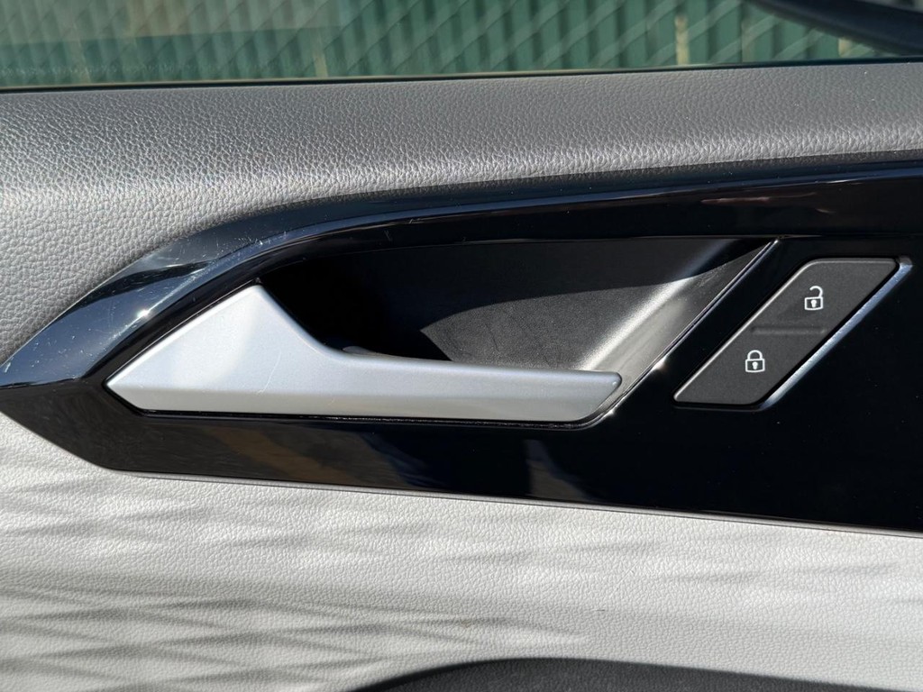 Volkswagen Taos Vehicle Full-screen Gallery Image 31