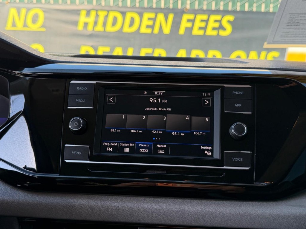 Volkswagen Taos Vehicle Full-screen Gallery Image 36