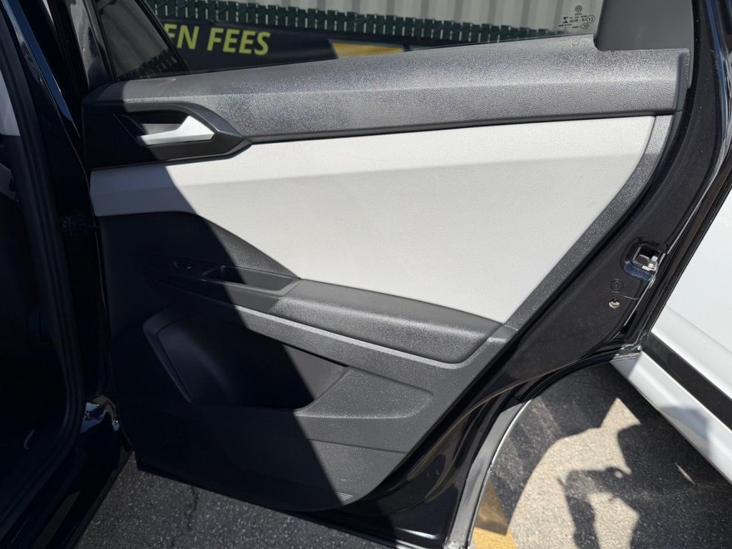Volkswagen Taos Vehicle Full-screen Gallery Image 37