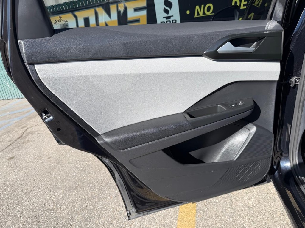 Volkswagen Taos Vehicle Full-screen Gallery Image 39