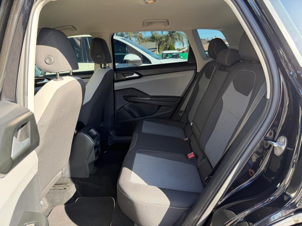 Volkswagen Taos Vehicle Full-screen Gallery Image 40