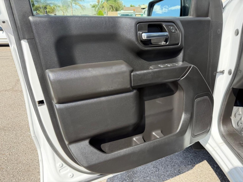Chevrolet Silverado 1500 Vehicle Full-screen Gallery Image 18