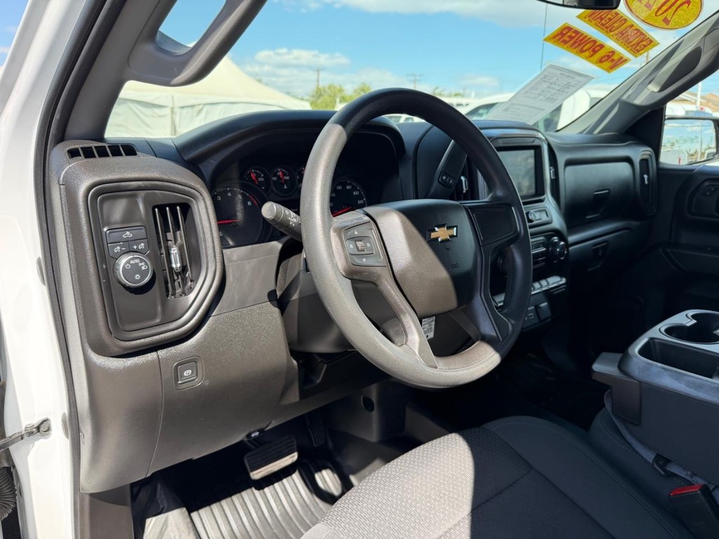 Chevrolet Silverado 1500 Vehicle Full-screen Gallery Image 19