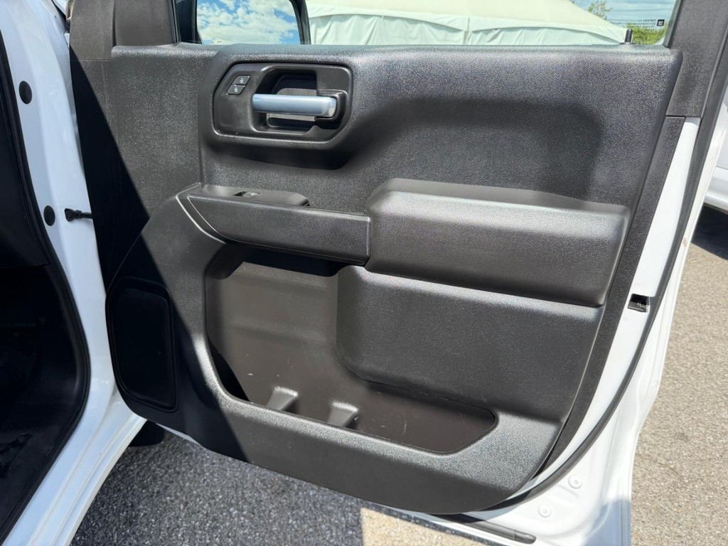 Chevrolet Silverado 1500 Vehicle Full-screen Gallery Image 22