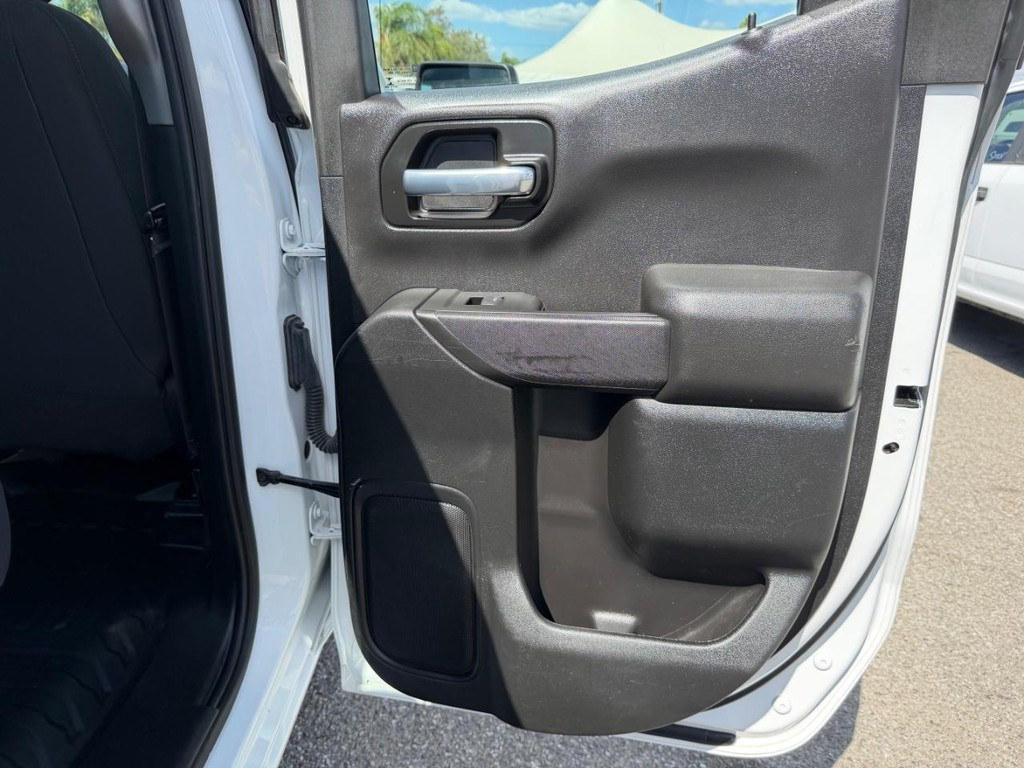 Chevrolet Silverado 1500 Vehicle Full-screen Gallery Image 32