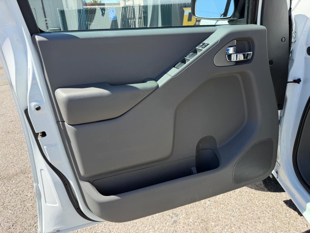 Nissan Frontier Vehicle Full-screen Gallery Image 15