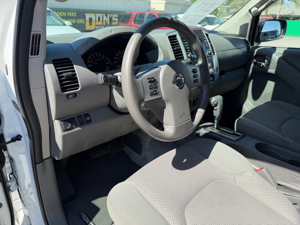 Nissan Frontier Vehicle Full-screen Gallery Image 16