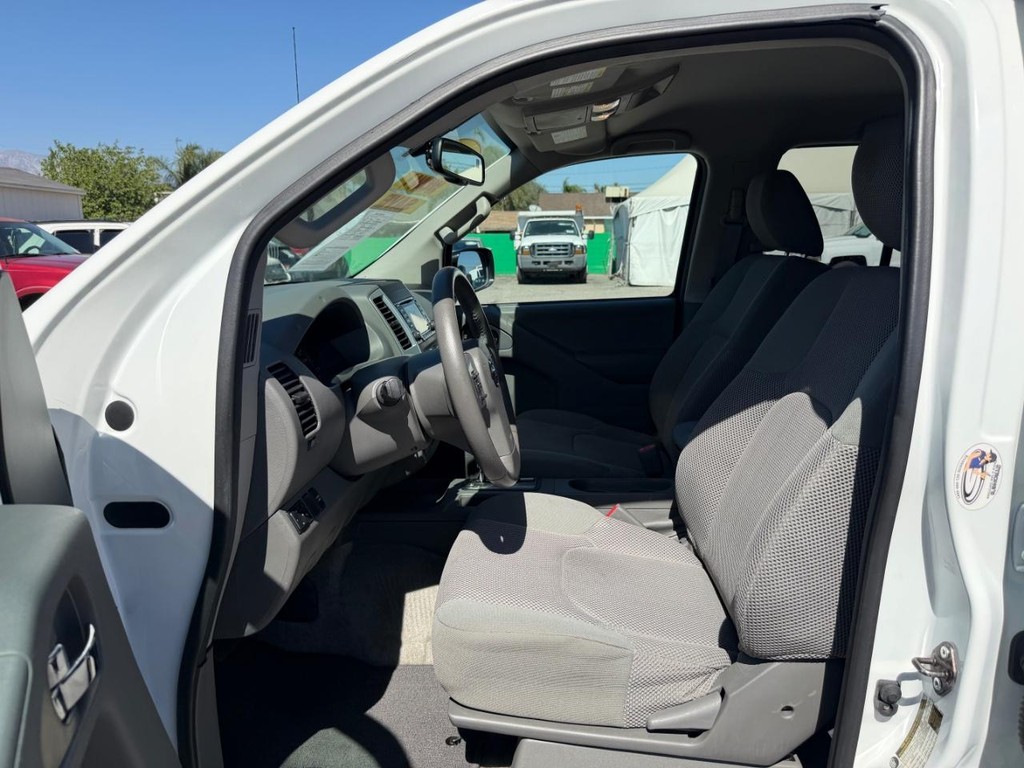 Nissan Frontier Vehicle Full-screen Gallery Image 17