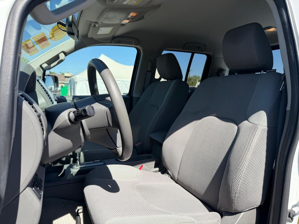 Nissan Frontier Vehicle Full-screen Gallery Image 18