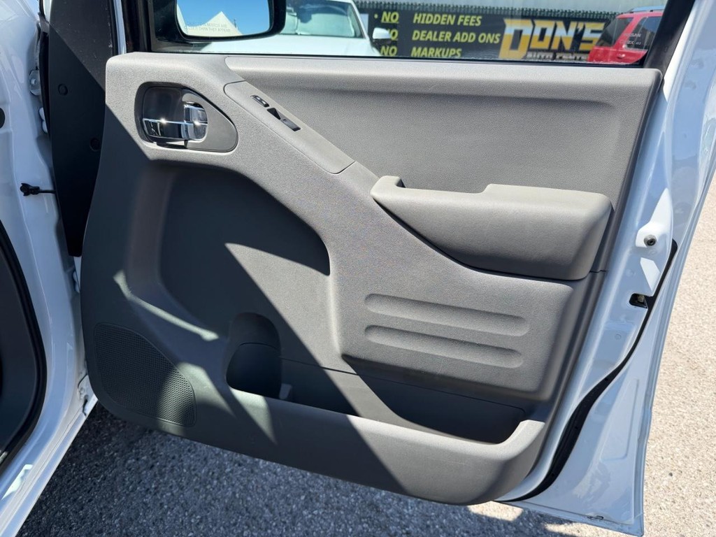 Nissan Frontier Vehicle Full-screen Gallery Image 19