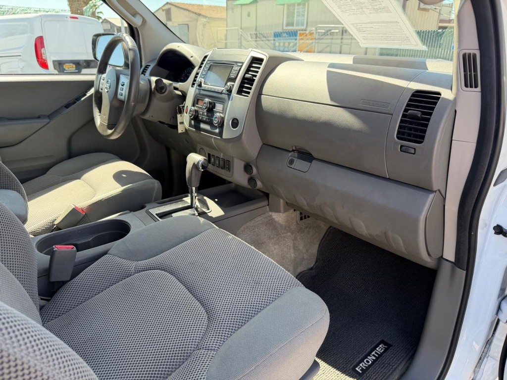 Nissan Frontier Vehicle Full-screen Gallery Image 20