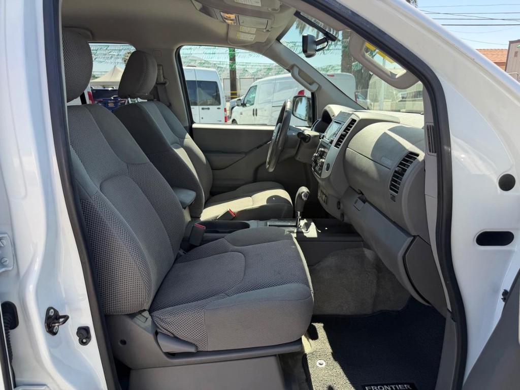 Nissan Frontier Vehicle Full-screen Gallery Image 21