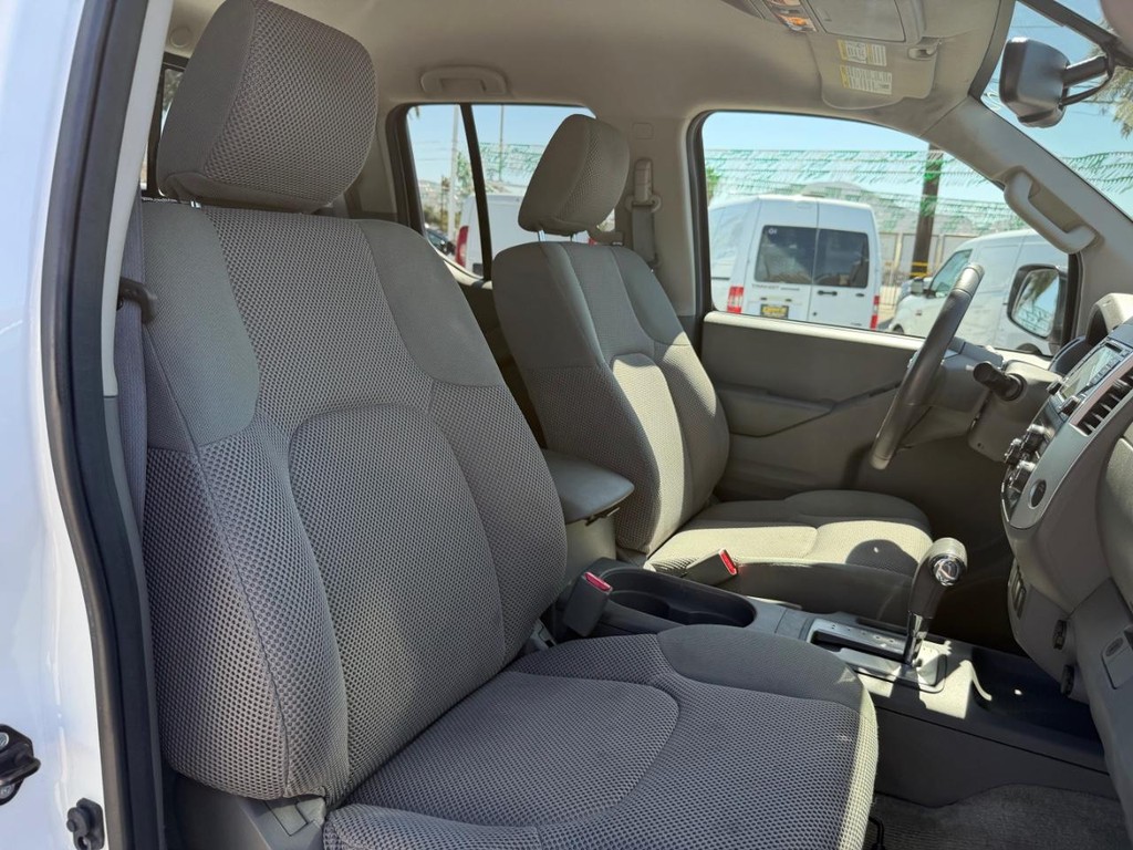 Nissan Frontier Vehicle Full-screen Gallery Image 22
