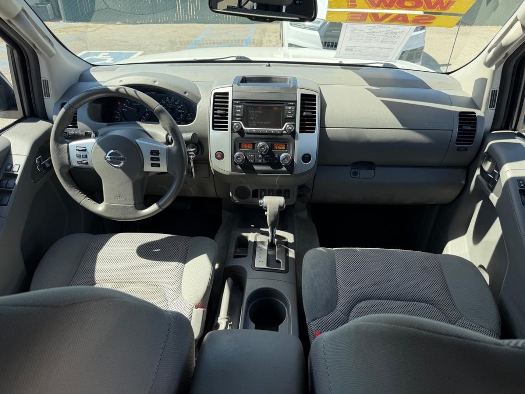 Nissan Frontier Vehicle Full-screen Gallery Image 23