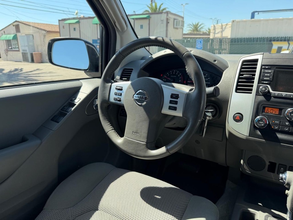 Nissan Frontier Vehicle Full-screen Gallery Image 24