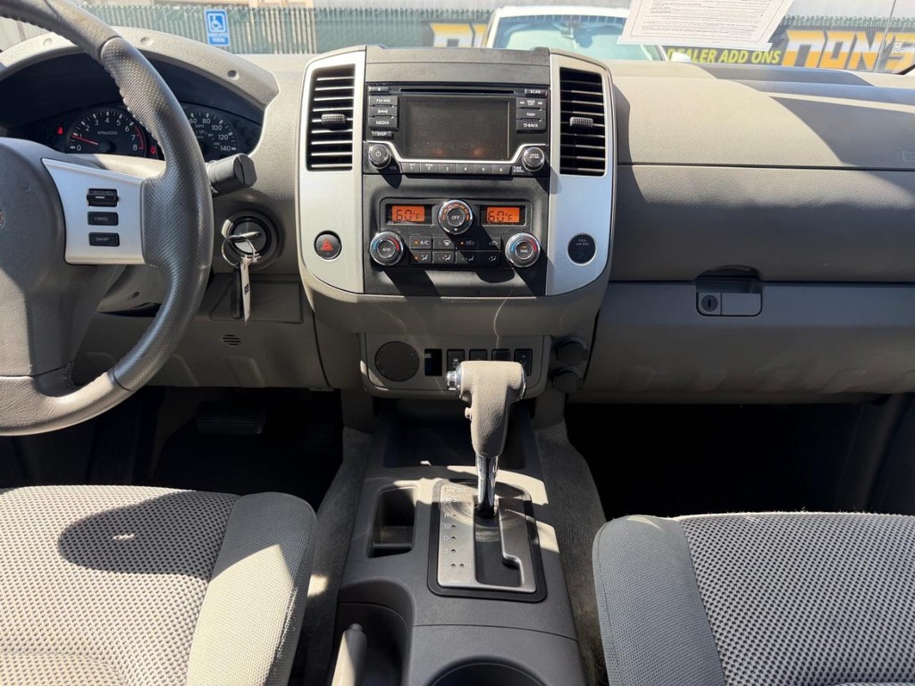 Nissan Frontier Vehicle Full-screen Gallery Image 25