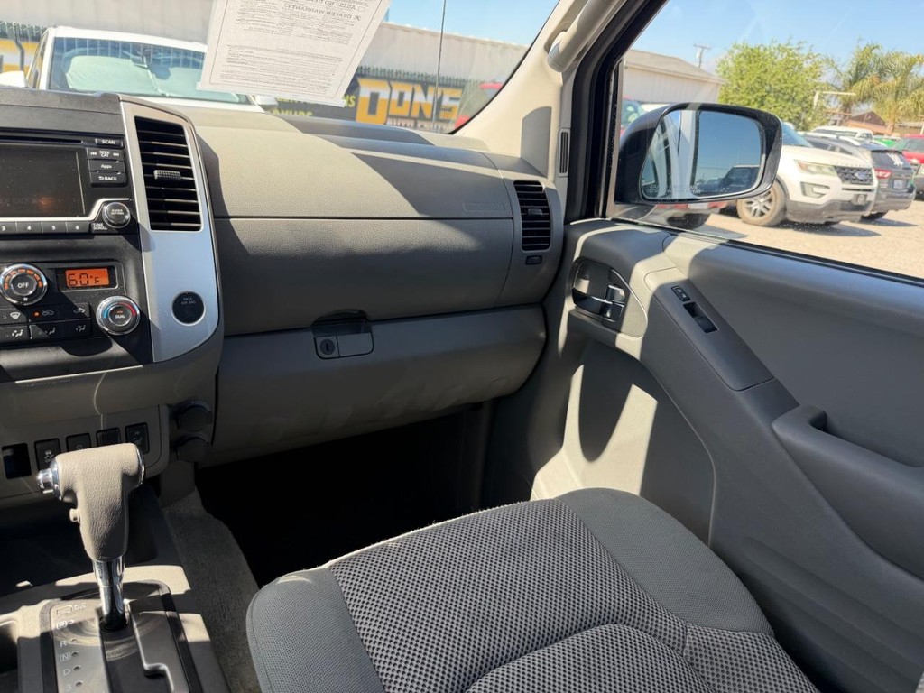 Nissan Frontier Vehicle Full-screen Gallery Image 26