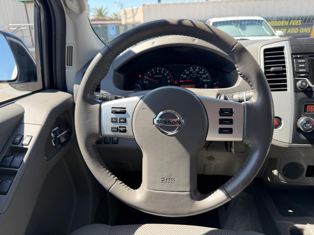 Nissan Frontier Vehicle Full-screen Gallery Image 27