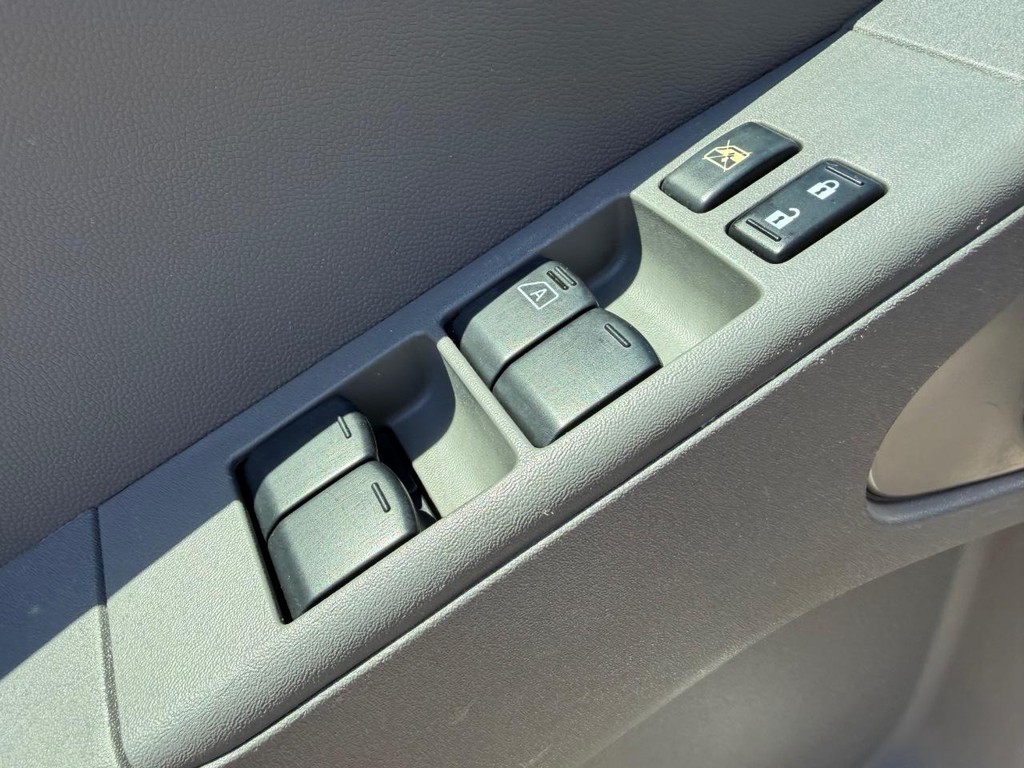 Nissan Frontier Vehicle Full-screen Gallery Image 31