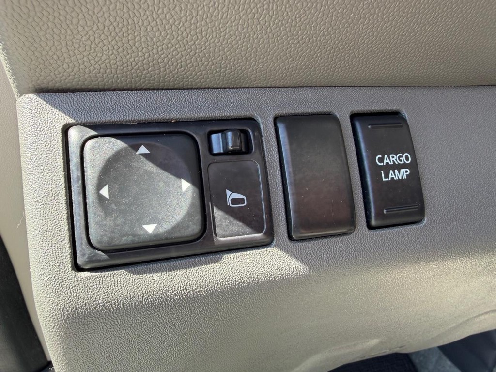 Nissan Frontier Vehicle Full-screen Gallery Image 32