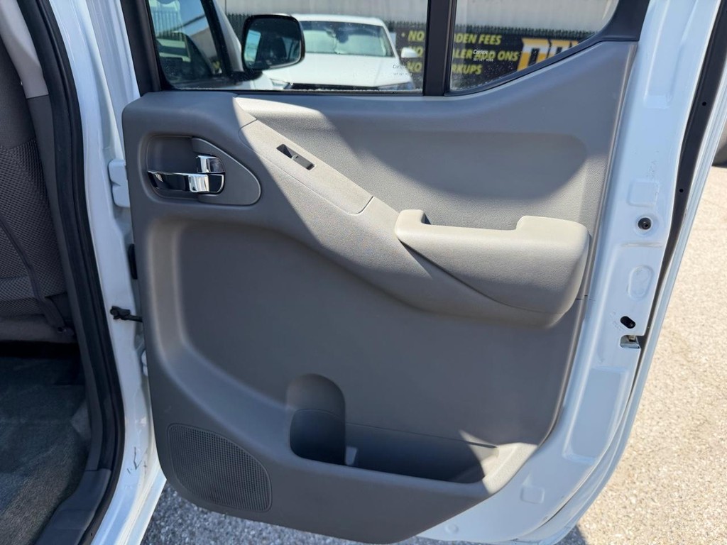 Nissan Frontier Vehicle Full-screen Gallery Image 34