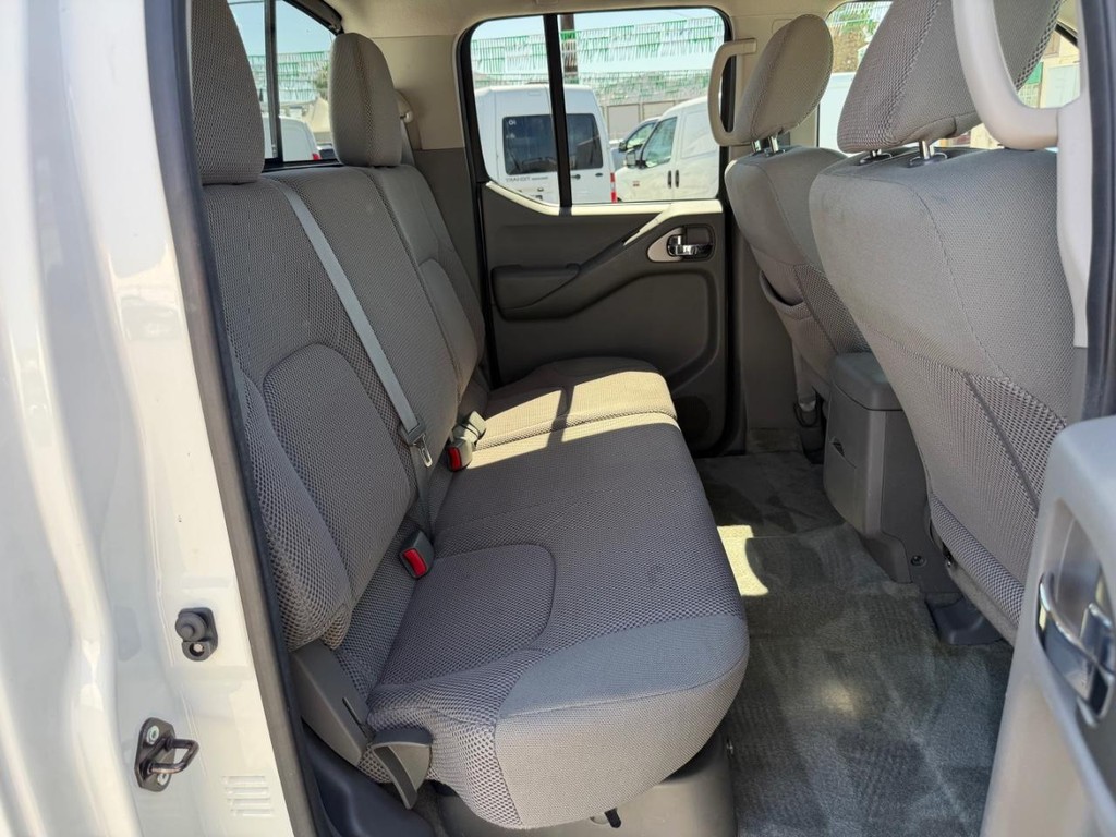 Nissan Frontier Vehicle Full-screen Gallery Image 35